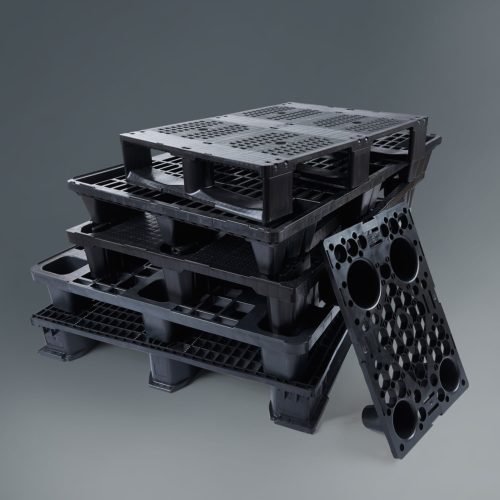 Ein Palettenstapel vor grauem Hintergrund