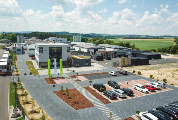 PURUS PLASTICS Firmengelände von oben mit Parkplatz und Verwaltungsgebäude im Vordergrund