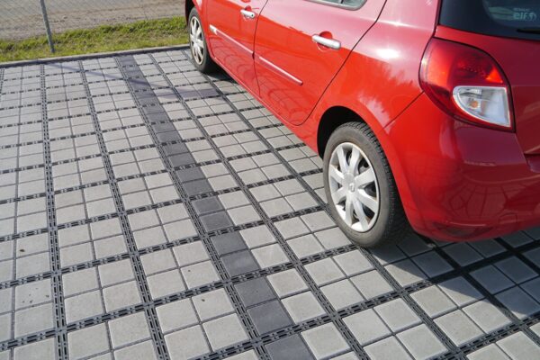 Roter Kleinwagen auf einem ECORASTER Bloxx Parkplatz