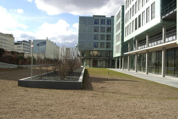 Innenhof mit Freifläche für die Feuerwehr, umgeben von hohen Bürogebäuden