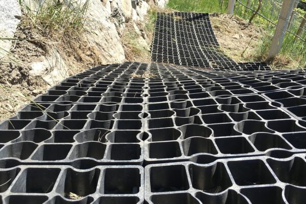Nahansicht von ECORASTER Wegen in unebenem Gelände