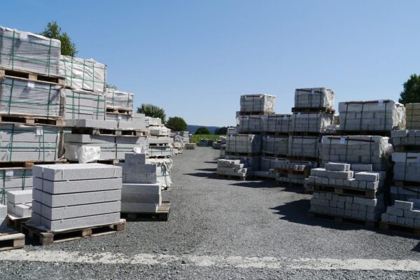 ECORASTER Mineral Lagerfläche mit aufgestapelten Betonblöcken