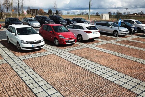 Kombination aus ECORASTER Microgreen und ECORASTER Bloxx für eine mit parkenden Autos bestehende Fläche
