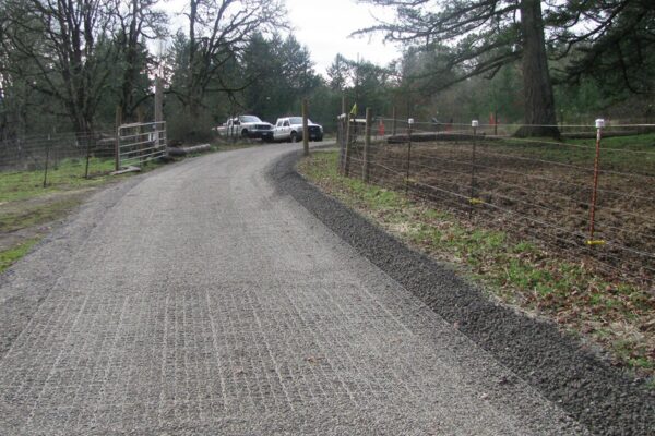 Mit Splitt befüllte ECORASTER Zufahrt in ein Waldgebiet