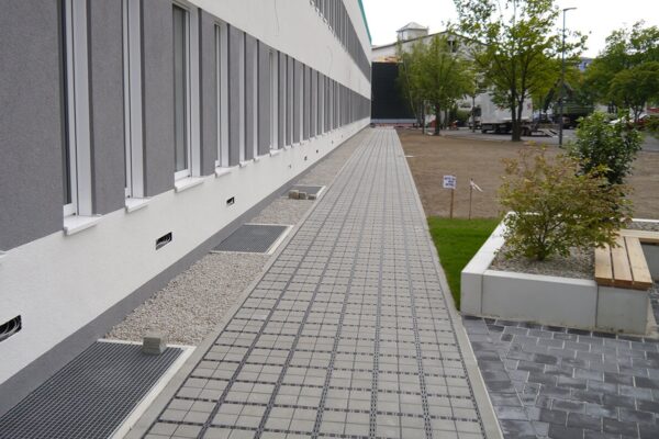 ECORASTER Bloxx Gehweg entlang eines Bürokomplexes