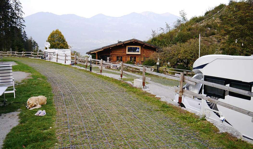 Mit ECORASTER befestigter Weg mit Hund und Camper auf einem Campingplatz in den Bergen
