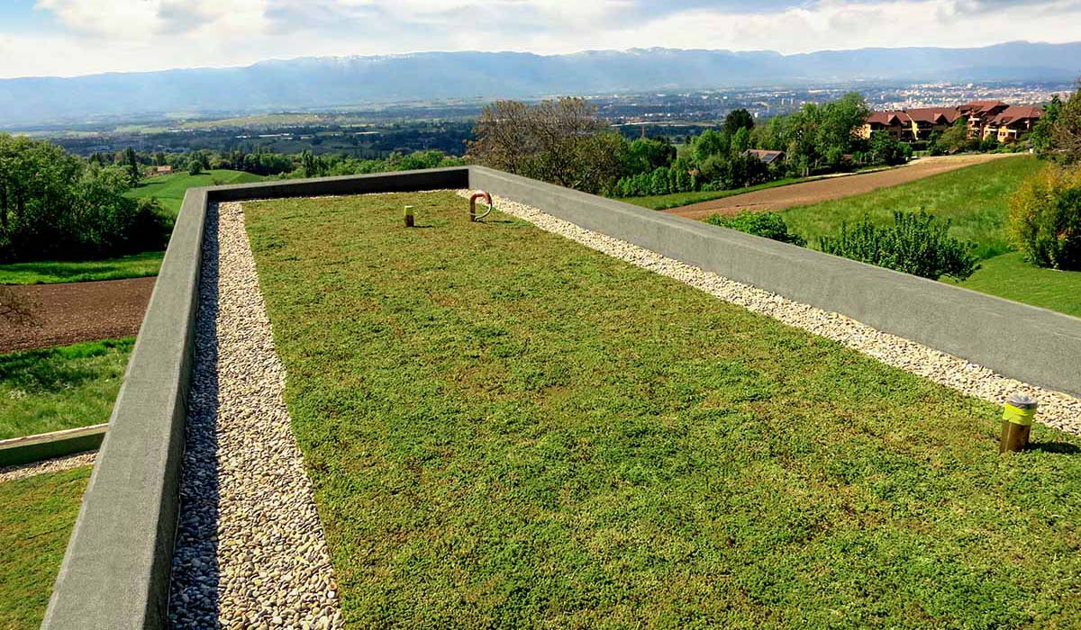 Dachbegrünung ECOgreen PACK auf Colonges Maison mit Blick in die umliegende Landschaft