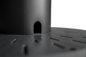 Detailaufnahme eines Loches an einem Flansch einer Spule