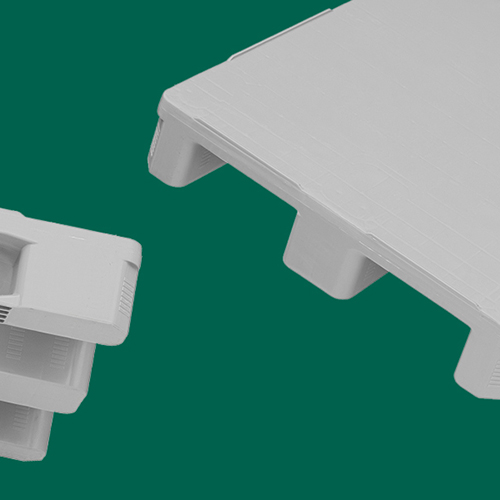 Angeschnittene hellgraue Hygienepaletten auf dunkelgrünem Hintergrund