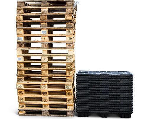 Stapel Holzpaletten steht neben einem Stapel Kunststoffpaletten