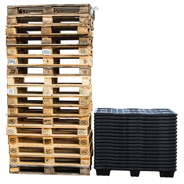 Stapel Holzpaletten steht neben einem Stapel Kunststoffpaletten mit freigestelltem Hintergrund