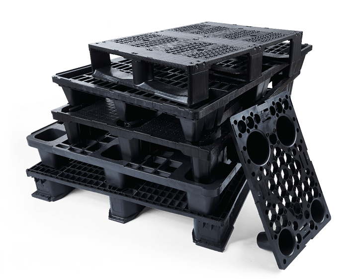 Palettenstapel vor freigestelltem Hintergrund