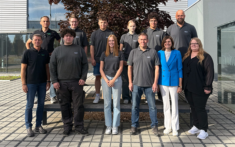 Gruppenaufstellung der Azubis für das Ausbildungsjahr 2025 mit den Ausbildern