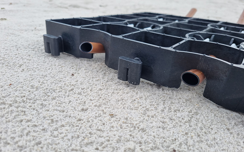 Zwei Module der ECORASTER E40 Aqua seitlich mit integrierten Wasserrohren