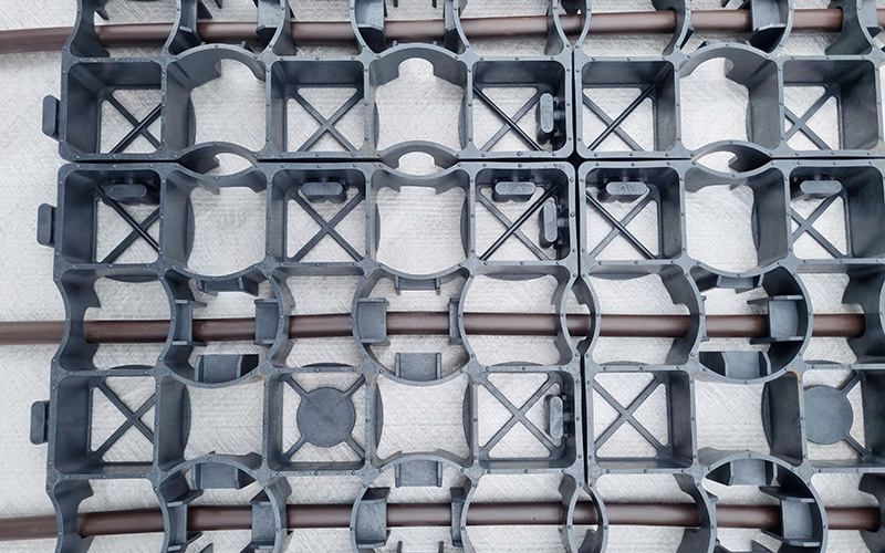 Draufsicht auf verlegtes ECORASTER E40 Aqua mit Wasserrohren