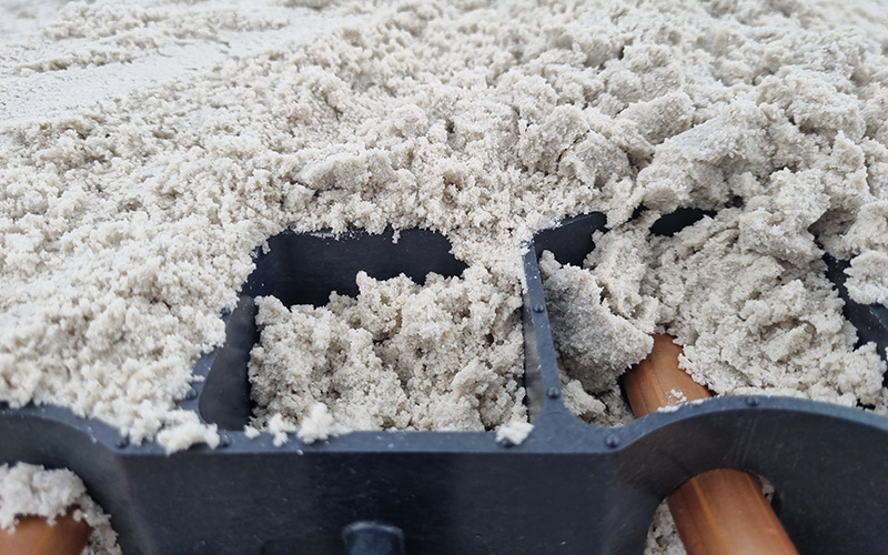 Nahaufnahme eines E40 Aqua mit Wasserrohr, das mit Sand verfüllt wird