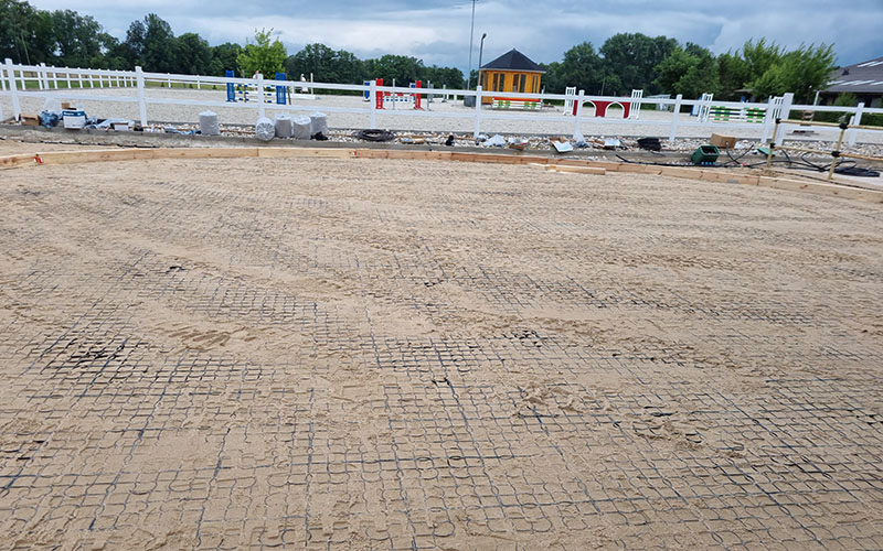 Blick über einen mit E40 Aqua verlegten und eingesandeten Reitplatz