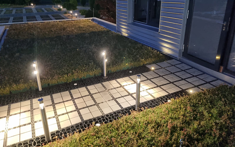 E80_beleuchtung_800x500 Blick auf eine Dachterrasse mit Ecoraster Bloxx, E80 und Beleuchtung