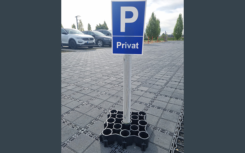 E80_schild_800x500 Ecoraster E80 hält eine Stange mit Schild in seiner Mitte