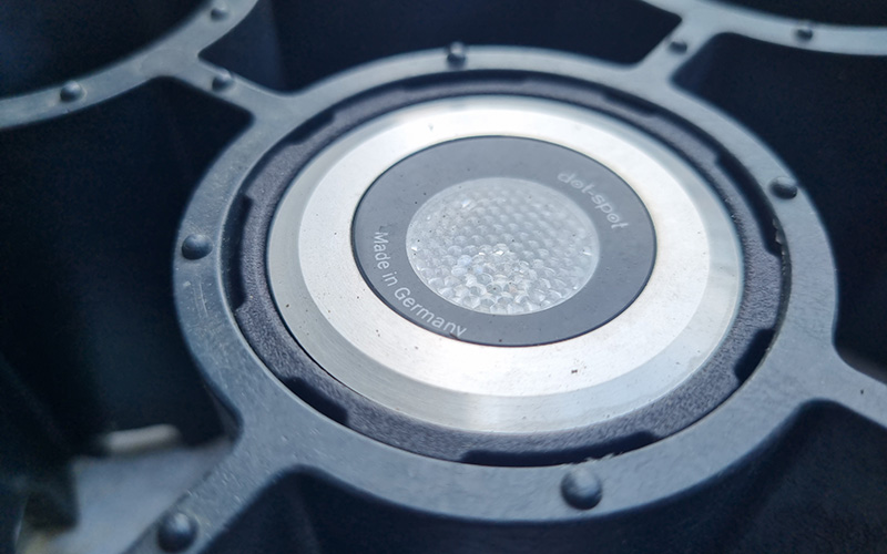 dotspot_800x500 Detailansicht von einem Bodenbeleuchtungsspot im Ecoraster E80